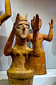 Museo archeologico di Iraklion. Statue di dea in terracotta. Da Karphi 1100-1000 aC 